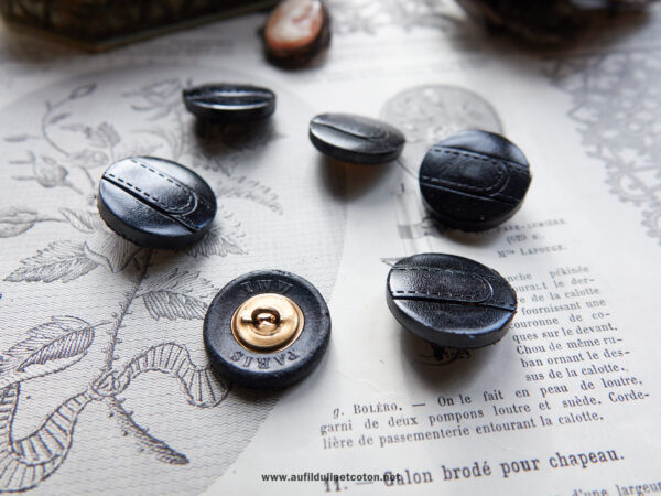 Boutons anciens en cuir de couleur noir, surpiqure