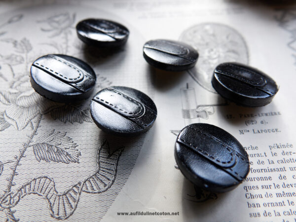 Boutons anciens en cuir de couleur noir, surpiqure
