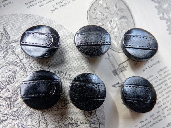 Boutons anciens en cuir de couleur noir, surpiqure