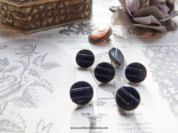 Bouton vintage en cuir moulé noir, effet boucle sellerie 1950, Ø18mm – Image 4