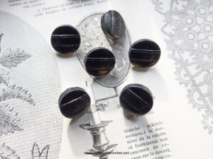 Bouton vintage en cuir moulé noir, effet boucle sellerie 1950, Ø18mm