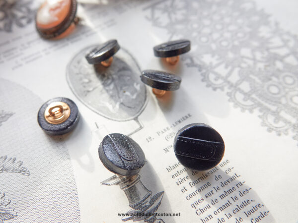 Bouton vintage en cuir moulé noir, effet boucle sellerie 1950, Ø18mm – Image 3