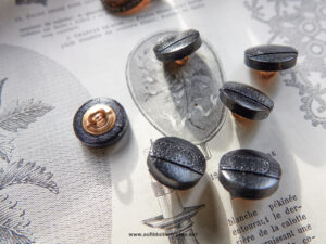 Bouton vintage en cuir moulé noir, effet boucle sellerie 1950, Ø18mm