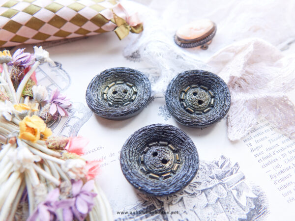 Grand bouton coupelle de parurier, de couleur gris foncé pour manteau
