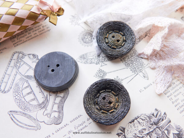 Grand bouton coupelle de parurier, de couleur gris foncé pour manteau