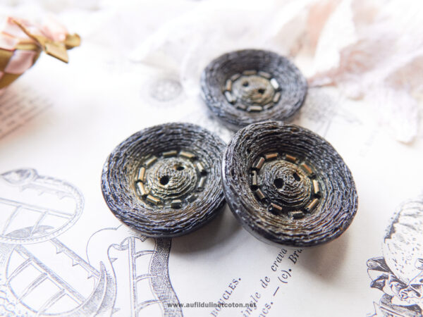 Grand bouton coupelle de parurier, de couleur gris foncé pour manteau