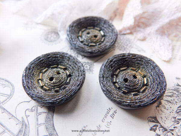 Grand bouton coupelle de parurier, de couleur gris foncé pour manteau