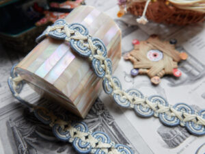 Beau galon d’entre-deux vintage bleu gris & blanc crème, 26mm