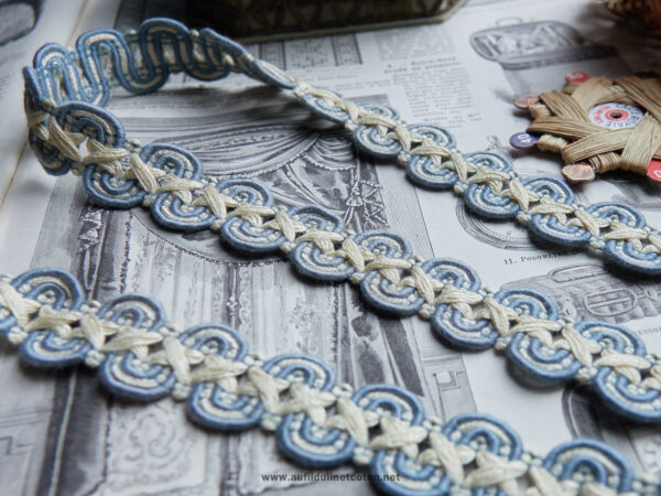 Galon d'entre-deux vintage couleur bleu gris et crème pour ameublement