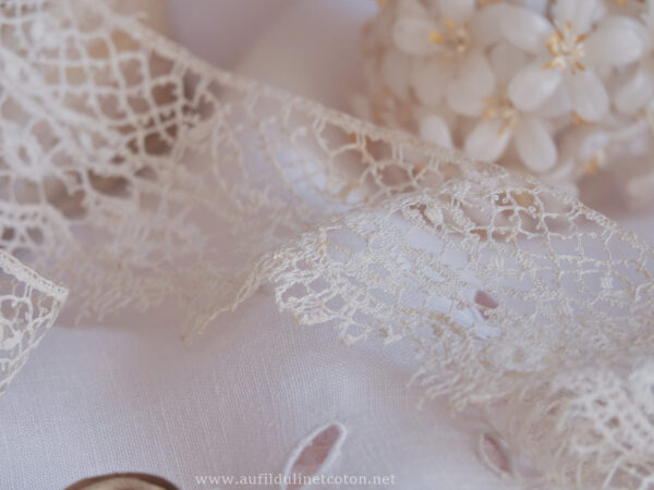 Dentelle ancienne en lin réalisée aux fuseaux Cluny & Point d'esprit, 19ème siècle