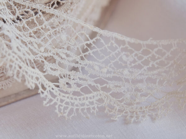 Dentelle ancienne en lin réalisée aux fuseaux Cluny & Point d'esprit, 19ème siècle