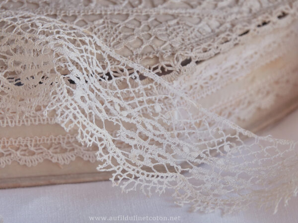 Dentelle ancienne en lin réalisée aux fuseaux Cluny & Point d'esprit, 19ème siècle