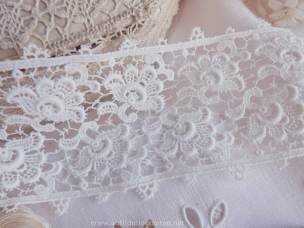 Dentelle mécanique ancienne d'entre-deux en coton blanc - coupon